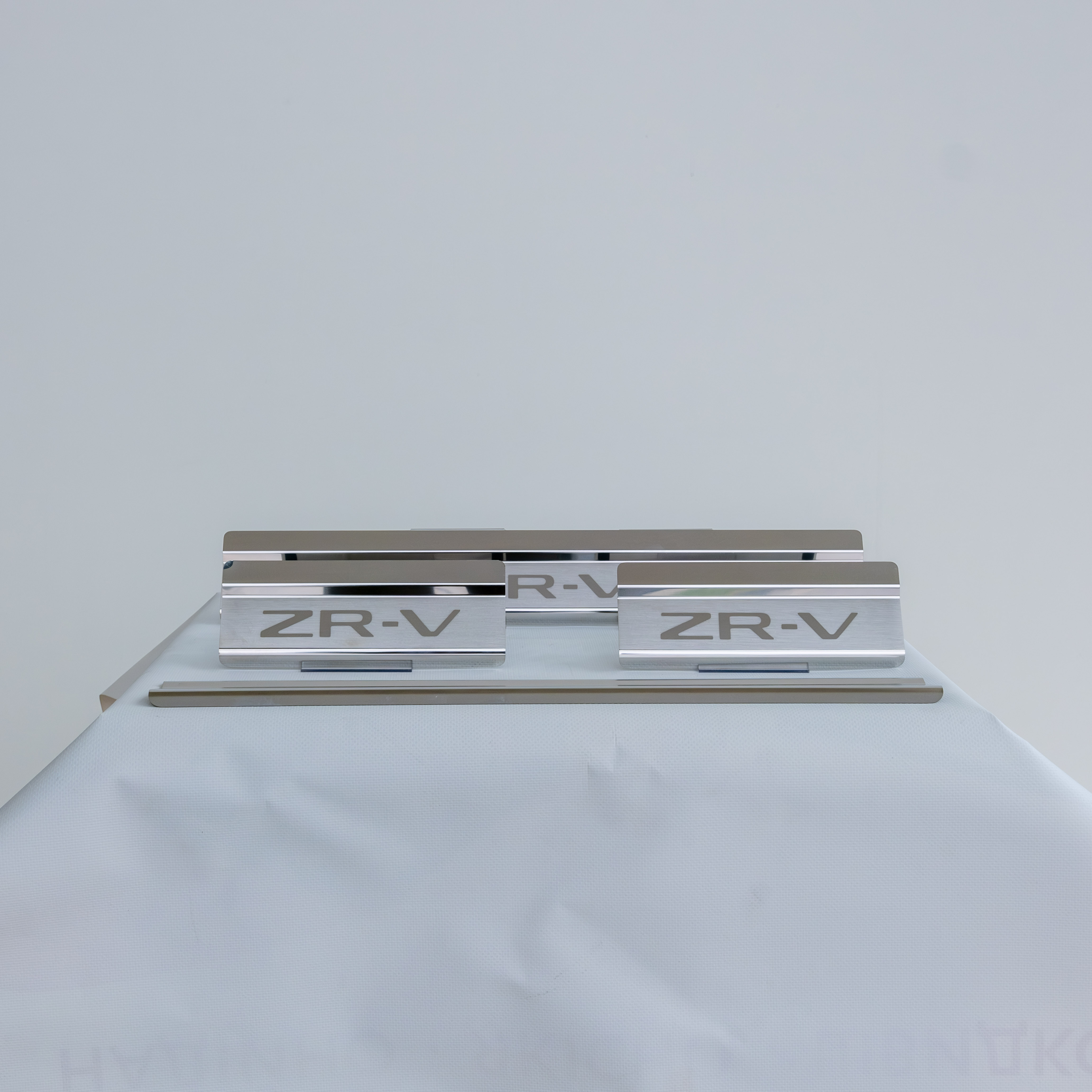 НАКЛАДКИ на ПОРОГИ (нерж.) В АСОРТИМЕНТІ (41204)